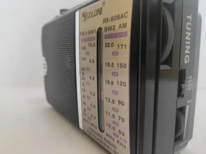 راديو كلاسيكي RX-606 يعمل مع الكهرباء، 4 نطاقات ايه ام، اف ام، SW1، SW2 من جولون 